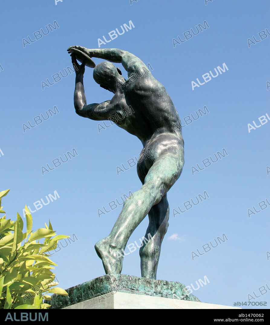 Grecia. Atenas. Estatua del Discóbolo, 1927, obra de Konstantinos Dimitriadis (1879-1943). Bronce.