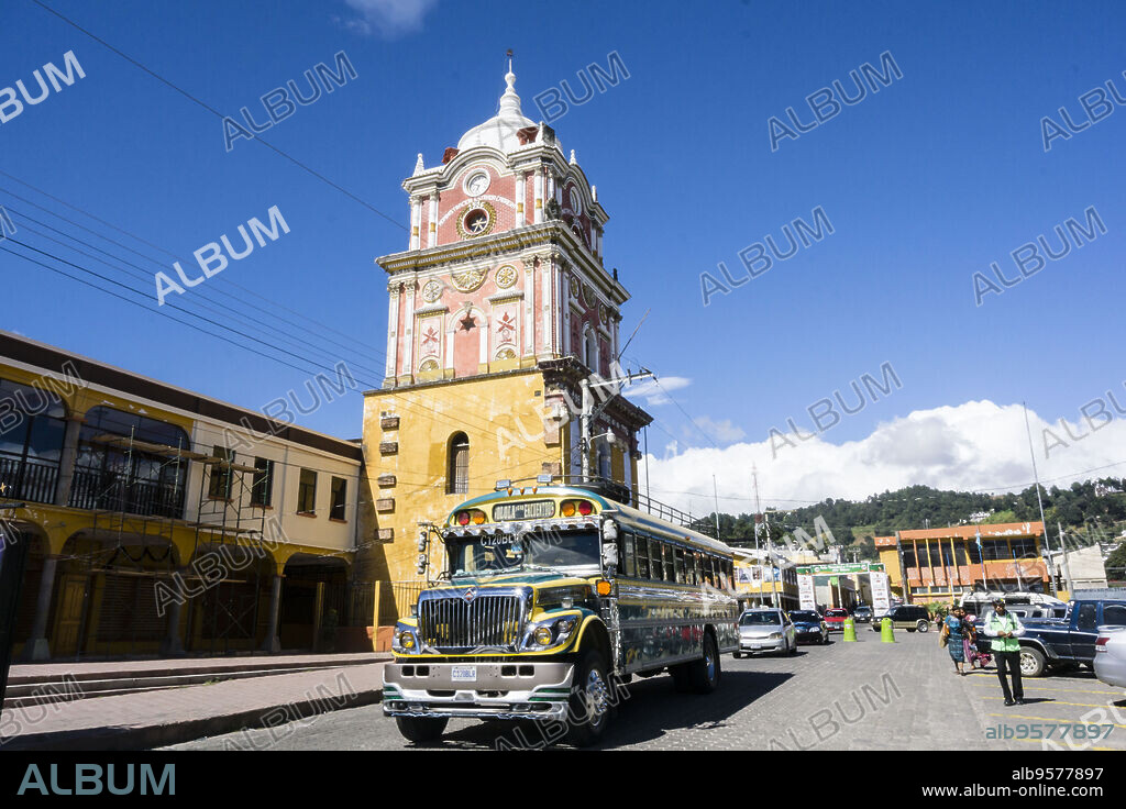 autobus colectivo frente la Torre Centroamericana, 1914, Sololá, departamento de Sololá, Guatemala, Central America.