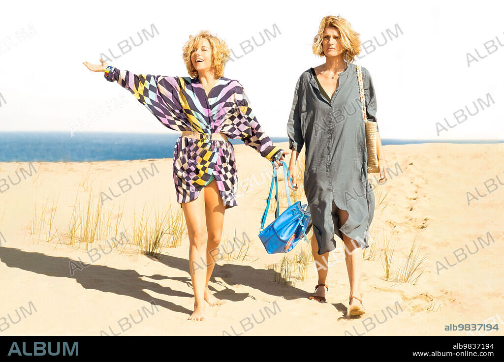 LAURE CALAMY y OLIVIA COTE en CICLADAS, LAS-ESCAPADA DE AMIGAS, 2022 (LES CYCLADES), dirigida por MARC FITOUSSI. Copyright AVENUE B PRODUCTIONS.