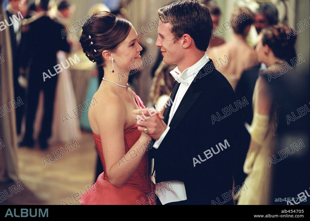 JULIA STILES and LUKE MABLY in THE PRINCE AND ME, 2004, directed by MARTHA COOLIDGE. Copyright PARAMOUNT PICTURES / VOSMIKOVA, ISABELLA.