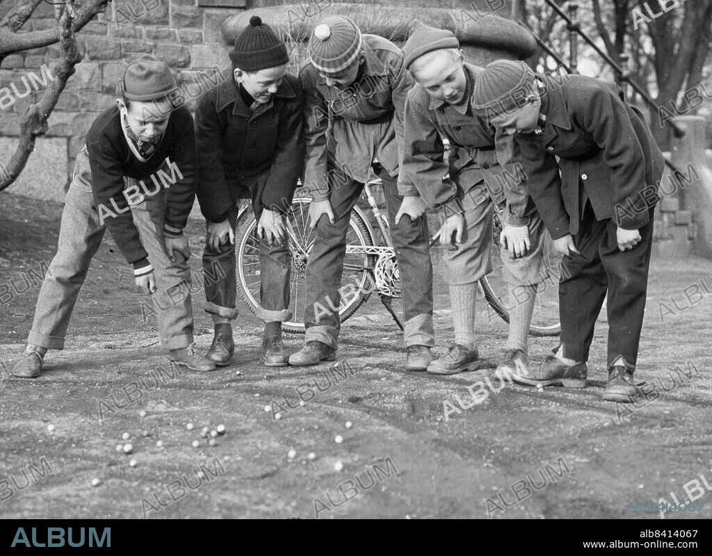 Stockholm 1955-04-23. Kulspel i Vanadislunden. Anders Liljeqvist, Hans Adolfsson, Lars-Erik Holm, Bo Liljeqvist och Jan Johansson. Foto: Roland Jansson / DN / TT / Kod: 29. ** SvD OUT **.