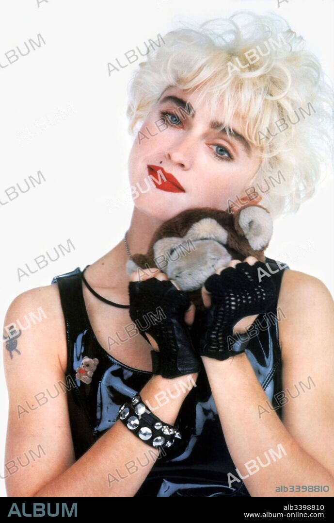 MADONNA en QUIEN ES ESA CHICA?, 1987 (WHO'S THAT GIRL?), dirigida por JAMES FOLEY. Copyright WARNER BROTHERS.