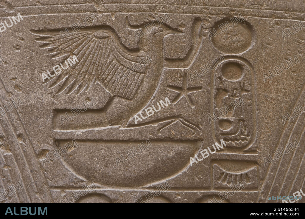 ESCRITURA ANTIGUO EGIPTO. Detalle de JEROGLIFICOS que decoran las paredes del TEMPLO DE LUXOR. Antigua Tebas "Waset". Egipto.