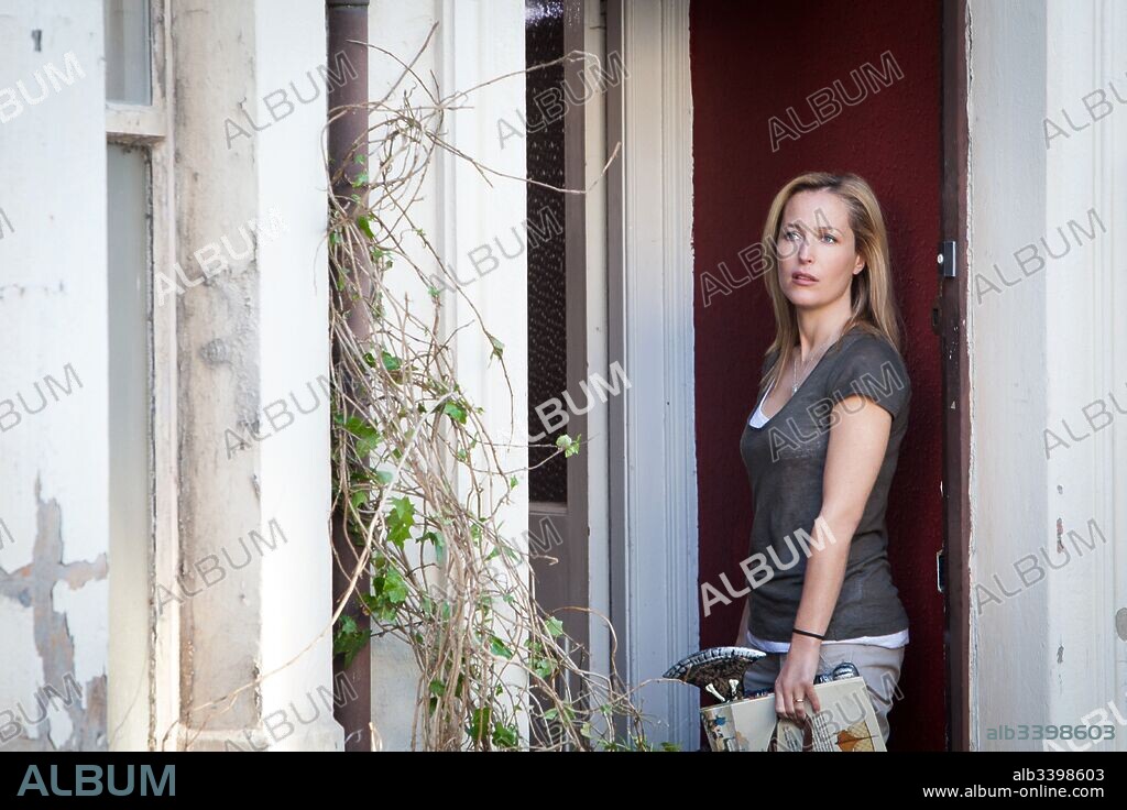 GILLIAN ANDERSON en ROBOTS. LA INVASION, 2014 (ROBOT OVERLORDS), dirigida por JON WRIGHT. Copyright PINEWOOD STUDIOS/BRITISH FILM COMPANY/BFI/NORTHERN IRELAND.
