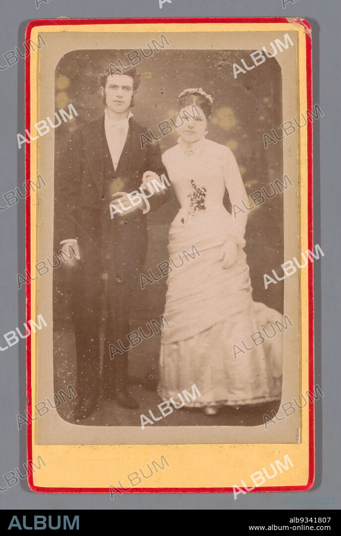 Portrait of an unknown bridal couple, Alphonse Pestel (mentioned on object), c. 1870 - c. 1910, photographic support, cardboard, albumen print, height 105 mm × width 64 mm.
