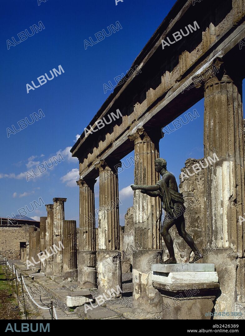 ARTE ROMANO. ITALIA. TEMPLO DE APOLO. El aspecto actual data del siglo II a. C. Posteriormente fue remodelado tras el terremoto del año 62. Vista del pórtico prolongado alrededor del área sagrada. Junto a las columnas estaban colocadas fuentes y estatuas. Destaca la de "APOLO ASAETEADO". (Area del Foro). POMPEYA. La Campania.
