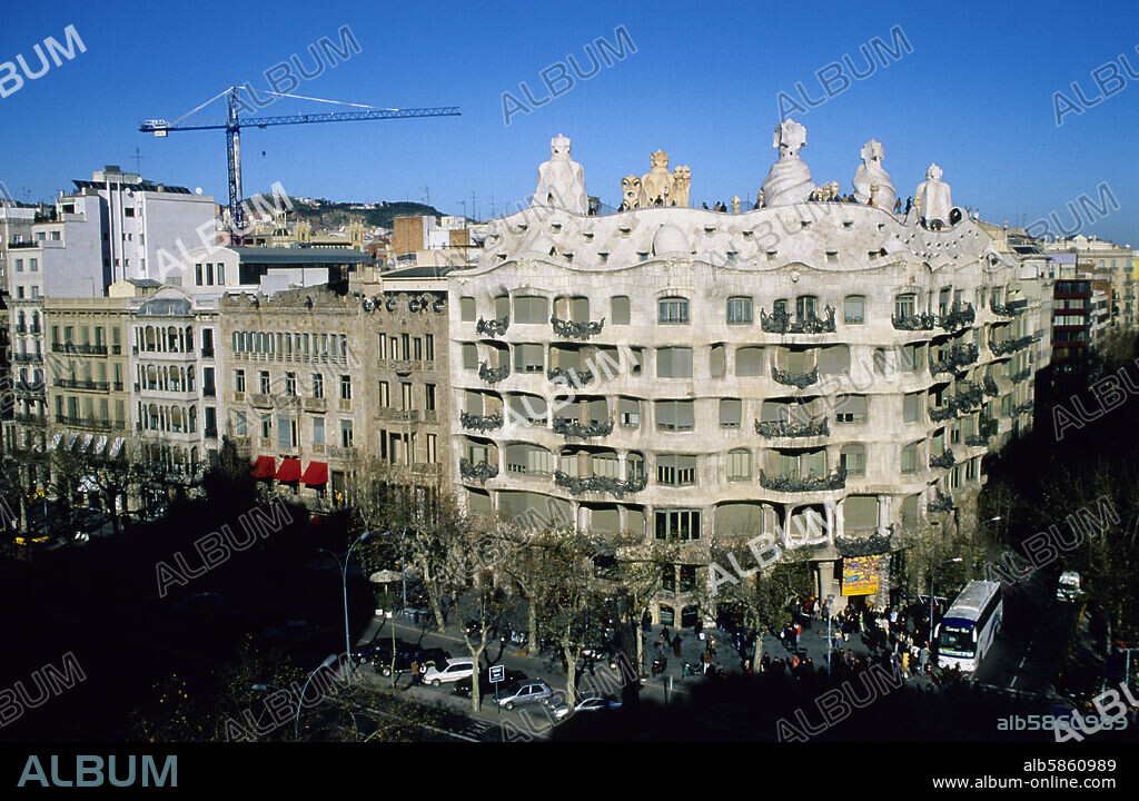 Casa Milà, o "Pedrera" (Gaudí), fachada a Pº de Gracia.