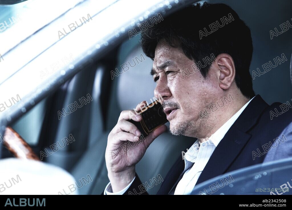 CHOI MIN-SIK en NEW WORLD, 2013 (SIN-SE-GAE), dirigida por PARK HOON-JUNG. Copyright SANAI PICTURES.