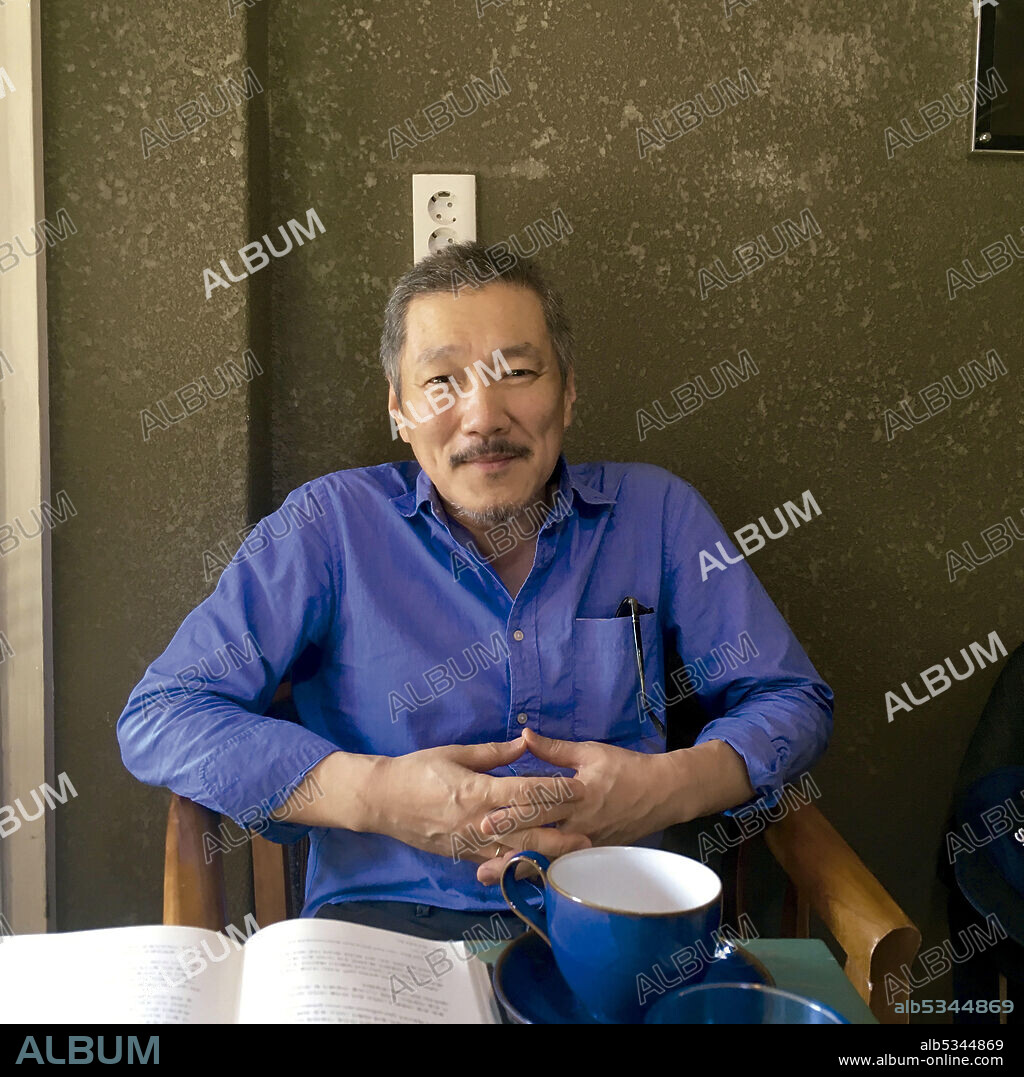 SANG-SOO HONG in THE WOMAN WHO RAN, 2020 (DOMANGCHIN YEOJA), directed by HONG SANG-SOO. Copyright JEONWONSA FILM.