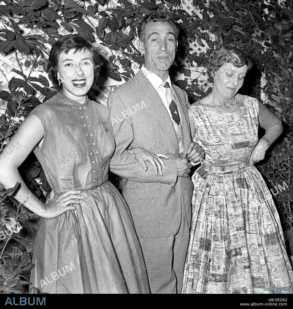 El humorista español Miguel Gila cogiendo a dos mujeres. Fotografía de 1959.