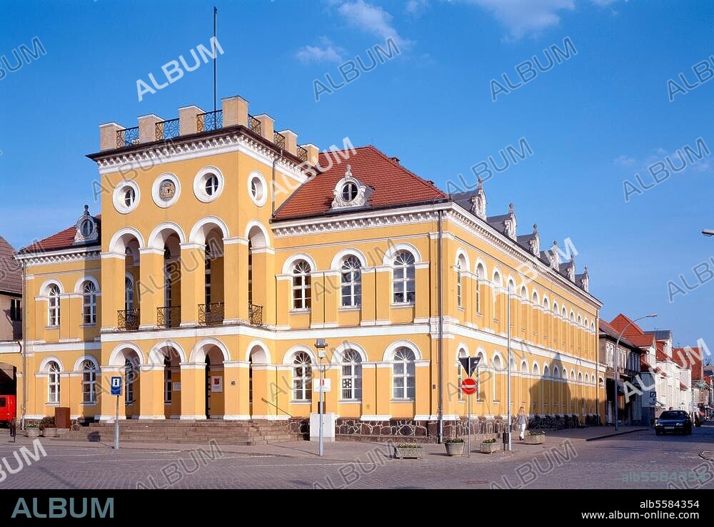 Neustrelitz (Mecklenburg-Vorpommern), Rathaus, Markt 1. (erbaut 1841; Architekt: Friedrich Wilhelm Buttel). Außenansicht. Foto (Lisa Hammel).