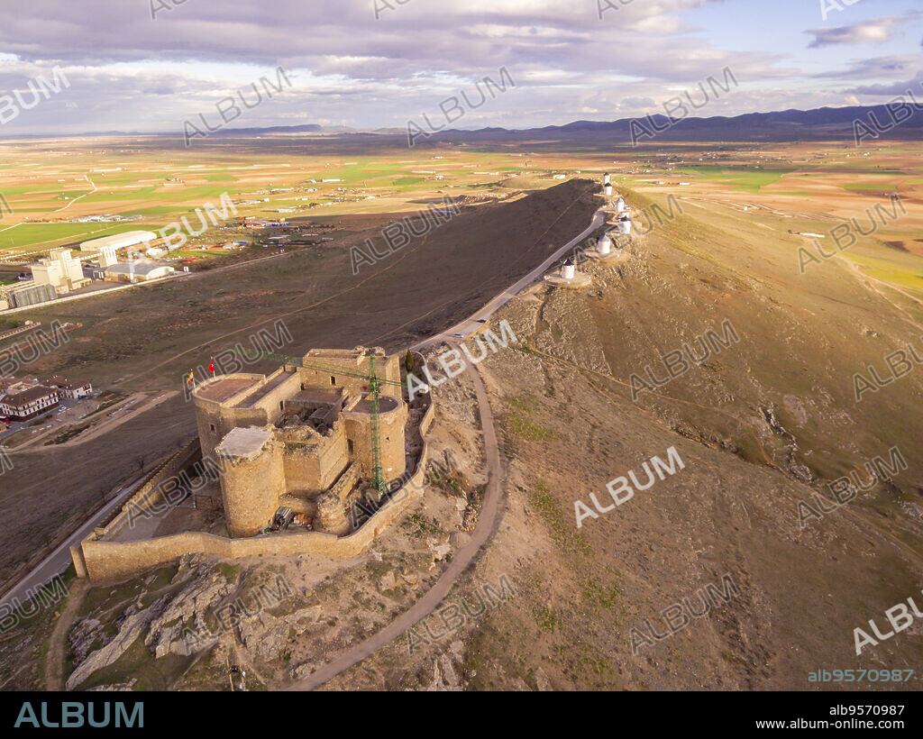 molinos de Consuegra con el castillo de la Muela al fondo, cerro Calderico, Consuegra, provincia de Toledo, Castilla-La Mancha, Spain.