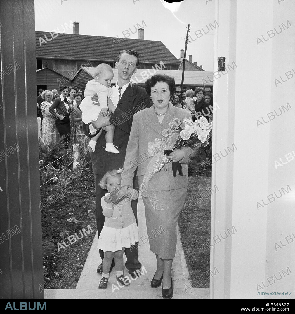 JOHN LAING PLC. A couple with two young children entering their newly built house on the Hartcliffe Estate; the 5000th Easiform house to be completed in Bristol. This image was catalogued as part of the Breaking New Ground Project in partnership with the John Laing Charitable Trust in 2019-20.