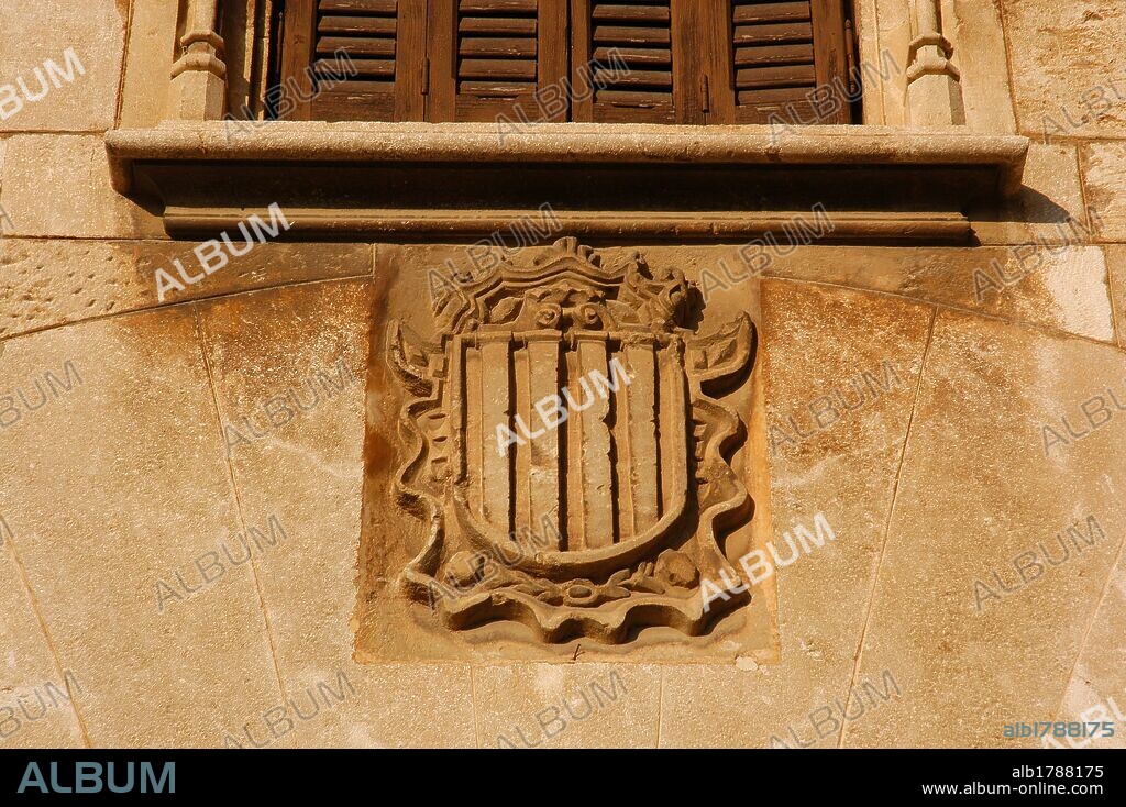 ESCUDO de piedra ubicado en la fachada principal del PALACIO DE LOS BABAUS o PALACIO BALTA. VILAFRANCA DEL PENEDES. Comarca del Alt Penedès. Provincia de Barcelona. Cataluña.