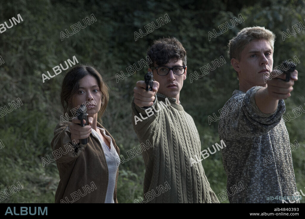ALEX MONNER, ANNA CASTILLO and PATRICK CRIADO in LA LINEA INVISIBLE, 2020, directed by MARIANO BARROSO. Copyright MOVISTAR+.