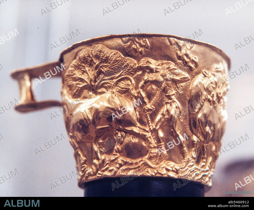 Vaso del Vafio, formado por dos láminas de oro, la exterior repujada con estilo minoico hallado en 1888 dentro de una tumba de tholos, representando escenas campestres, 1500 a. C. Museo Arqueológico Nacional de Atenas.
