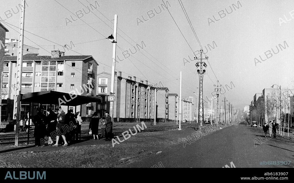 CALLE HERMANOS GARCIA NOBLEJAS - PROLONGACION DE CIUDAD LINEAL - FOTOGRAFIA EN BLANCO Y NEGRO - AÑOS 60.
