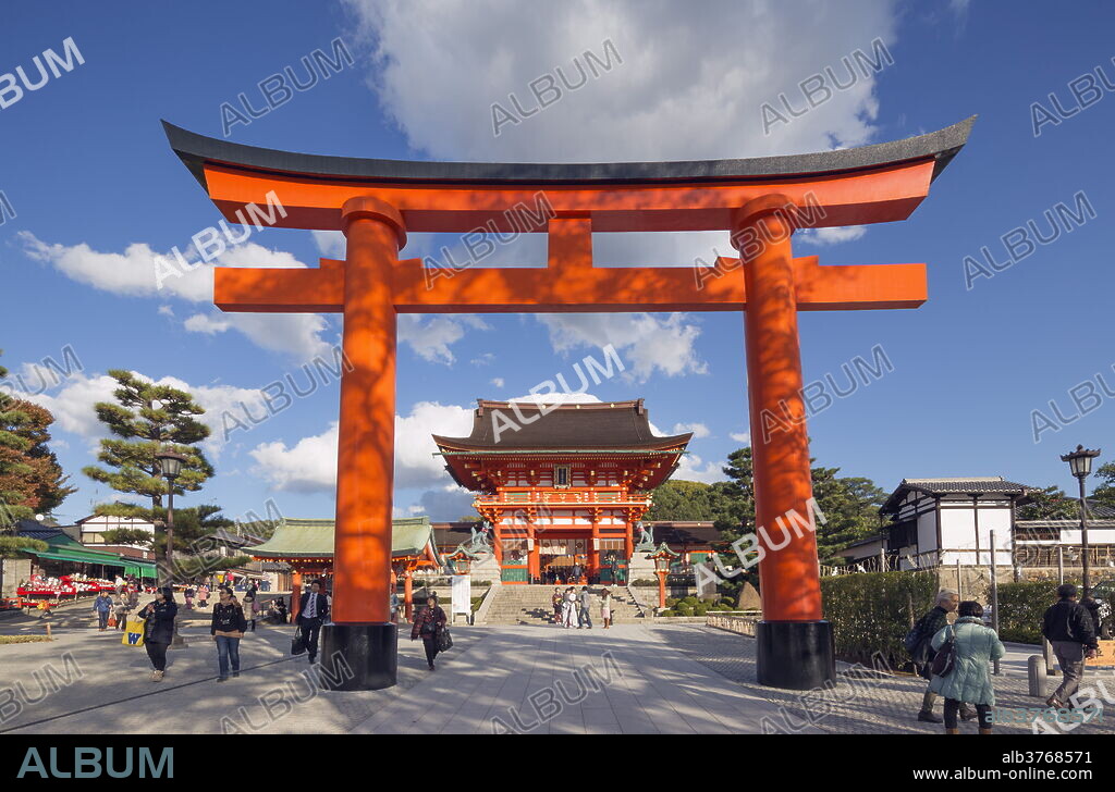 Torii gate at Fushimi Inari Jinja, Shinto shrine, UNESCO World Heritage Site, Kyoto, Honshu, Japan, Asia.
