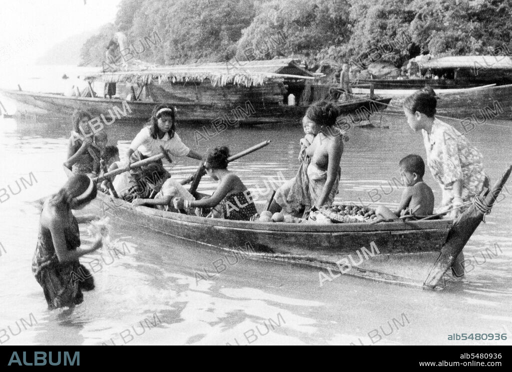 The ‘Sea Gypsies’ or Moken of the Andaman Sea, known in Thai as chao thalae or ‘people of the sea’, are divided into three groups. They number between 4,000 and 5,000, they live only on the coast, either in huts by the shore, or on craft that ply the coastal waters from the Mergui Archipelago in Burma to the Tarutao Islands in Southern Thailand. The largest Sea Gypsy group are the Urak Lawoi, numbering around 3,000. They live in simple shacks on beaches stretching south from Phuket to the Tarutao islands and make a living by fishing and beachcombing. Their two largest settlements are at Ko Sirey and Rawai in the southeast of Phuket island.