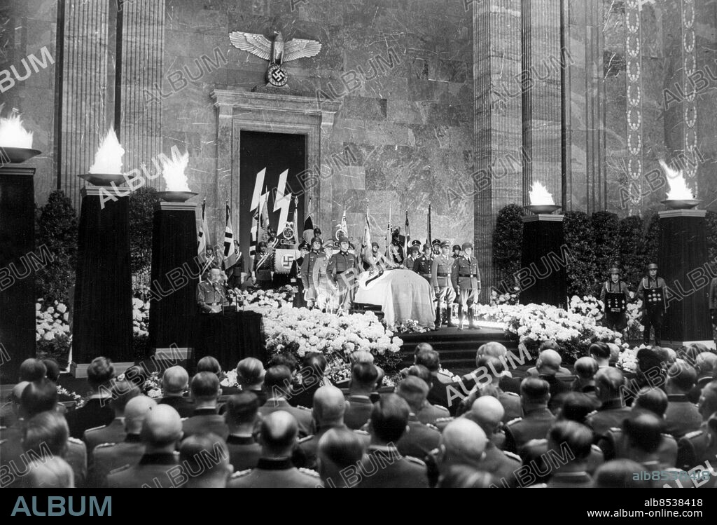 Orig. bildtext... DER FEIERLICHE STAATSAKT FÜR SS-OBERGRUPPENFÜHRER HEYDRICH. Für den verstorbenen Stellvertretenden Reichsprotektor, SS-Obergruppenführer und General der Polizei Reinhard Heydrich fand heute in Mosaiksaal der Neuen Reichskanzlei der vom Führer angeordnete Staatsakt statt. U.B.z. Blick in den Mosaiksaal der Neuen Reichskanzlei während der Rede des Reichsführers SS Himmler. Anm. R Heydrich, 1904-1942, mördad, tysk nazistisk politiker och militär, ställföreträdande riksprotektor i Böhmen-Mähren från 1941. Fanor Hakkors Kistor Tal Talare CD685 persons: HEINRICH HIMMLER;REINHARD HEYDRICH* sites: BERLIN;TYSKLAND.