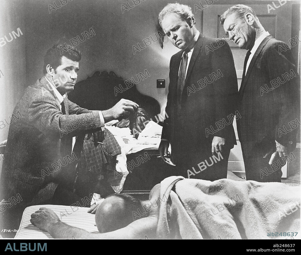 JAMES GARNER in MARLOWE, 1969, directed by PAUL BOGART. Copyright M.G.M.