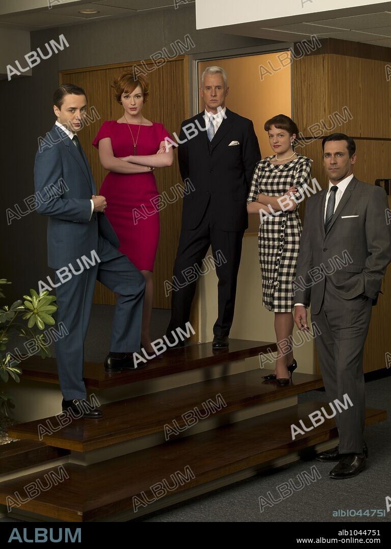 CHRISTINA HENDRICKS, ELISABETH MOSS, JOHN SLATTERY, JON HAMM and VINCENT KARTHEISER in MAD MEN, 2007, directed by TIM HUNTER. Copyright AMERICAN MOVIE CLASSICS (AMC)/RADICAL MEDIA.