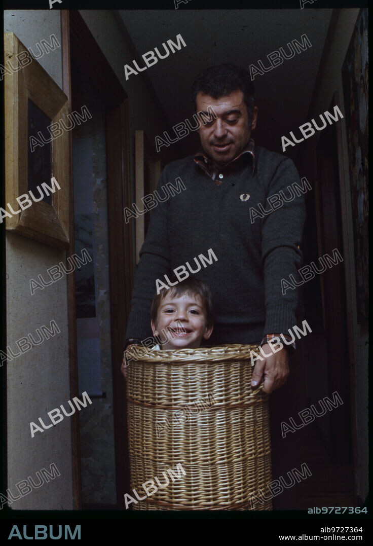 Madrid, julio de 1977. Entrevista al periodista Tico Medina en su residencia madrileña con motivo de su designación como corresponsal de Televisión Española y de la Agencia Efe en México para cubrir toda la información relativa a Centroamérica. En la imagen, con su hijo Nacho, de dos años.