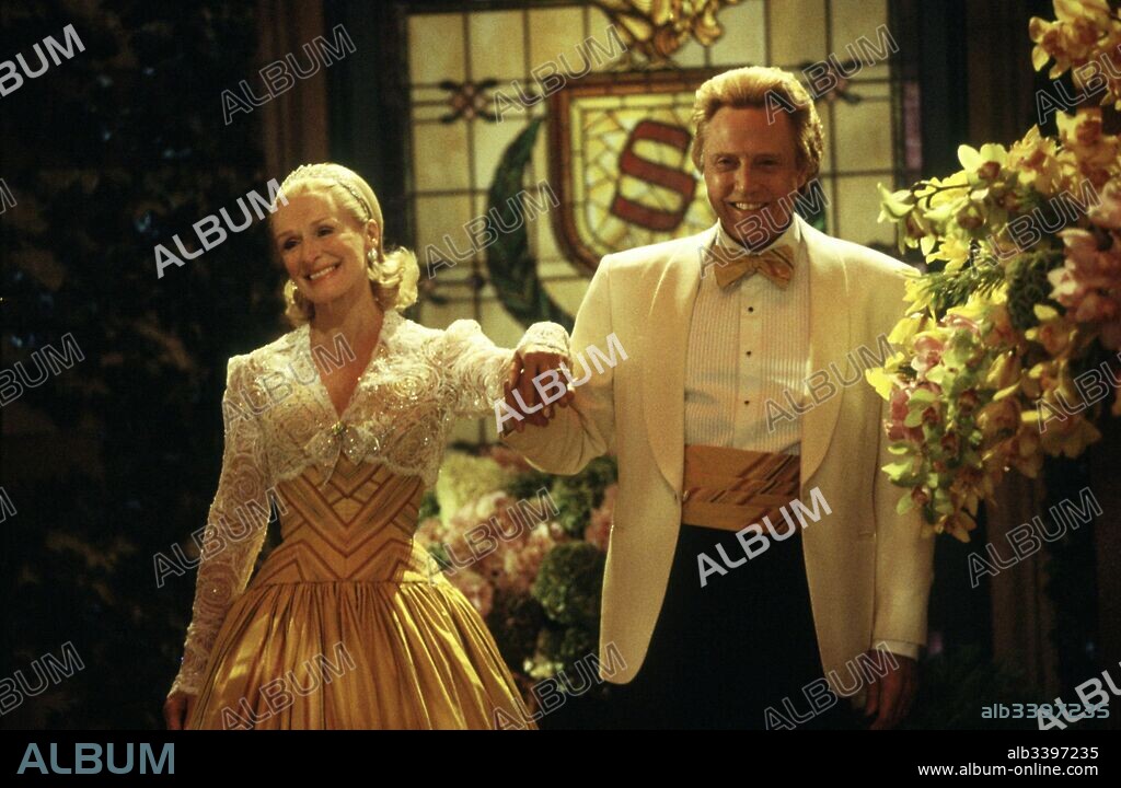 CHRISTOPHER WALKEN and GLENN CLOSE in THE STEPFORD WIVES, 2004, directed by FRANK OZ. Copyright DREAMWORKS/PARAMOUNT PICTURES.