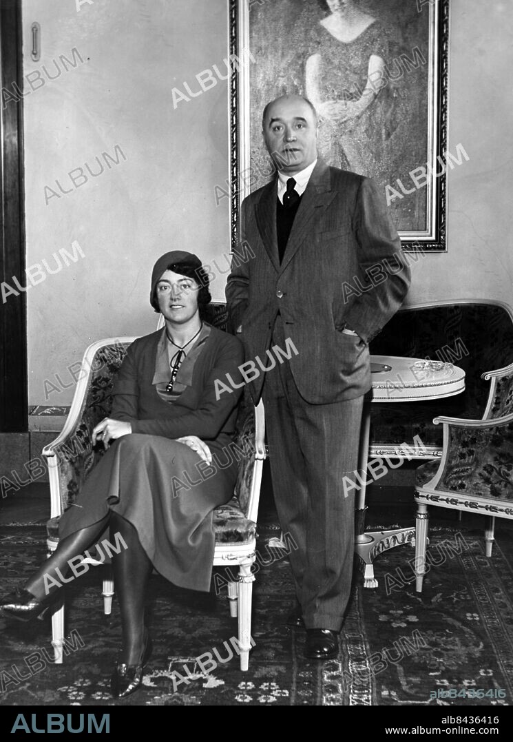 STOCKHOLM 1931-12.. Orig. bildtext... PROFESSOR BERGIUS MED FRU PÅ GRAND HOTEL. Nobelpriset i kemi 1931, tillsammans med Carl Bosch, Tyskland. persons: Friedrich Bergius sites: STOCKHOLM ;SVERIGE ;TYSKLAND*.