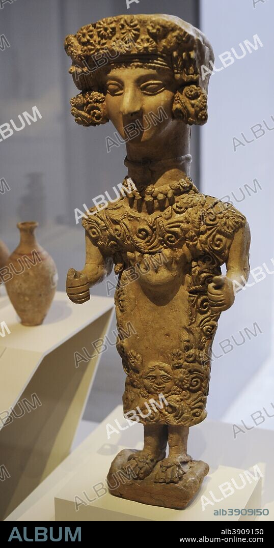 Dama de Ibiza. Siglos IV-III a. C. Terracota. Identificada con la Diosa púnica Tanit. Procedente de la Necrópolis de Puig des Molins, Ibiza (Islas Baleares). Museo Arqueológico Nacional. Madrid. España.