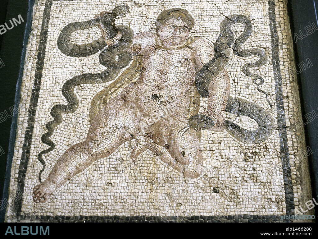 HERCULES (HERACLES griego). Semidios, hijo de Zeus. Mosaico romano con la representación de HERCULES NIÑO CON LAS SERPIENTES. Antioquía. Turquía.