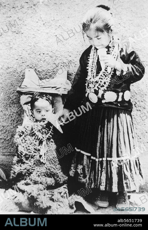 Völkerkunde:. Amerika. Indianerkinder mit Speiseeis. Foto, um 1935.