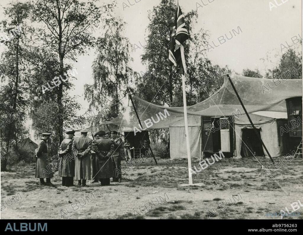 Luneburgo (Alemania), 04/05/1945. Segunda Guerra Mundial. Rendición de Alemania. Montgomery en su campamento de Luneburgo parlamenta con los enviados de Von Friedeburg, poco antes de la rendición.
