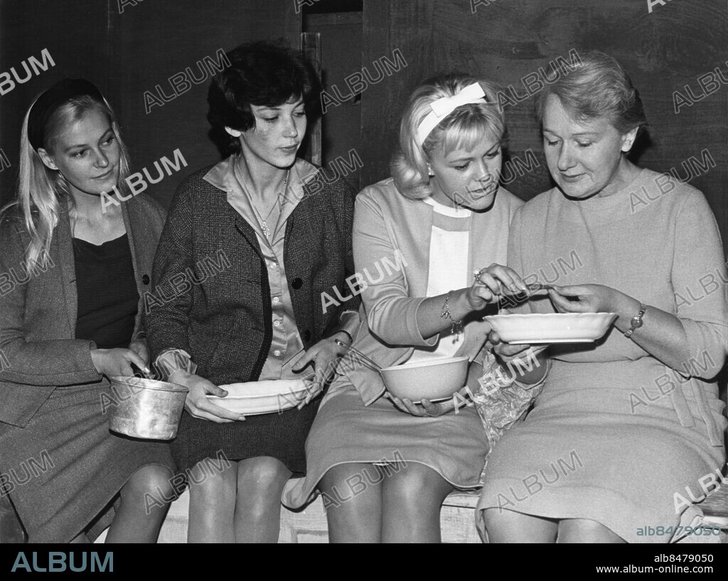 1960-tal.. Utan bildtext. Not. Gio Petre, ? Christina Schollin & Sif Ruud Anm. Lunchrast Tallrikar Dräkter Troligen repetitioner av pjäsen Rötter på Dramaten 1962 Den fjärde personen på bilden är förmodligen Christina Lundqvist persons: GIO PETRÉ;CHRISTINA SCHOLLIN;SIF RUUD sites: SVERIGE.