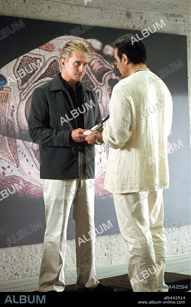DAVID SUCHET en HASTA QUE LA MUERTE LOS SEPARE, 2003 (THE IN-LAWS), dirigida por ANDREW FLEMING. Copyright WARNER BROS. PICTURES / KRAYCHYK, GEORGE.