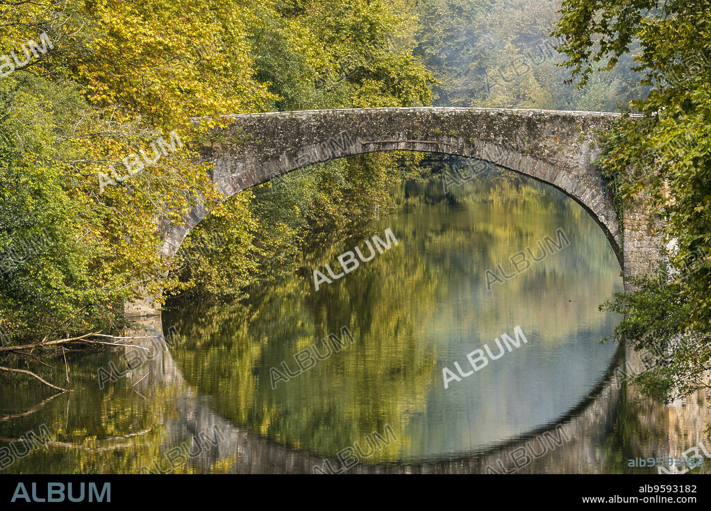 Puente de piedra sobre el rio Bidasoa, Vera de Bidasoa, comunidad foral de Navarra, Spain.