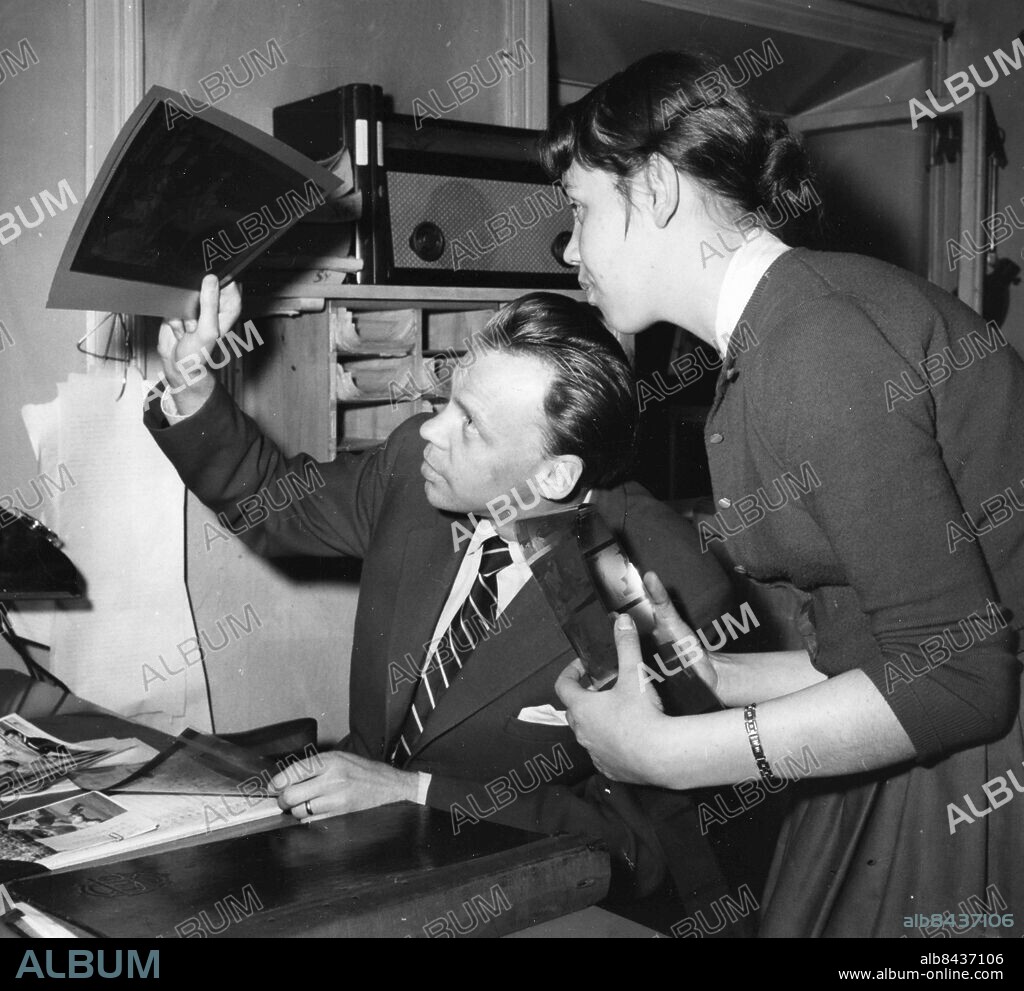 STOCKHOLM 1957-01-01. Olof Gustafsson, tjänsteman på bildbyrån Pressens Bild . Foto: Pressens Bild / TT / kod 190.