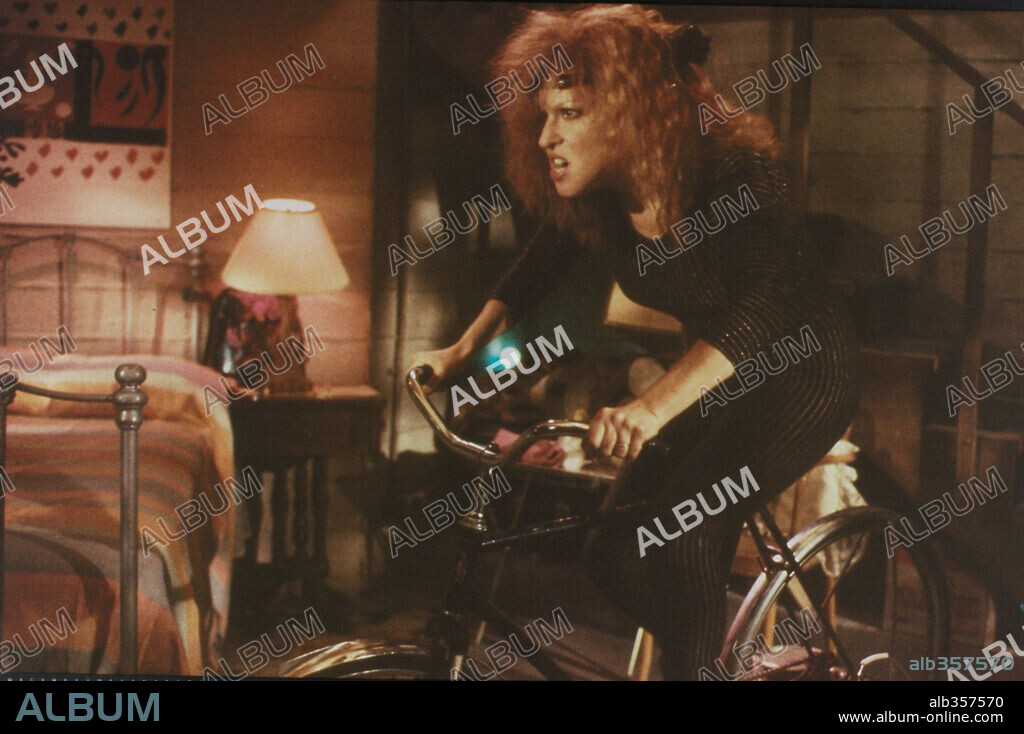 BETTE MIDLER en POR FAVOR MATEN A MI MUJER, 1986 (RUTHLESS PEOPLE), dirigida por JIM ABRAHAMS. Copyright TOUCHSTONE PICTURES.