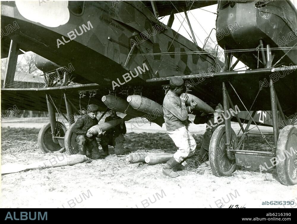 Geschichte / Erster Weltkrieg / Luftkrieg.-Deutsche Luftstreitkräfte: Bomben werden am Rumpf eines Kampfflugzeuges befestigt.-Foto, undat.