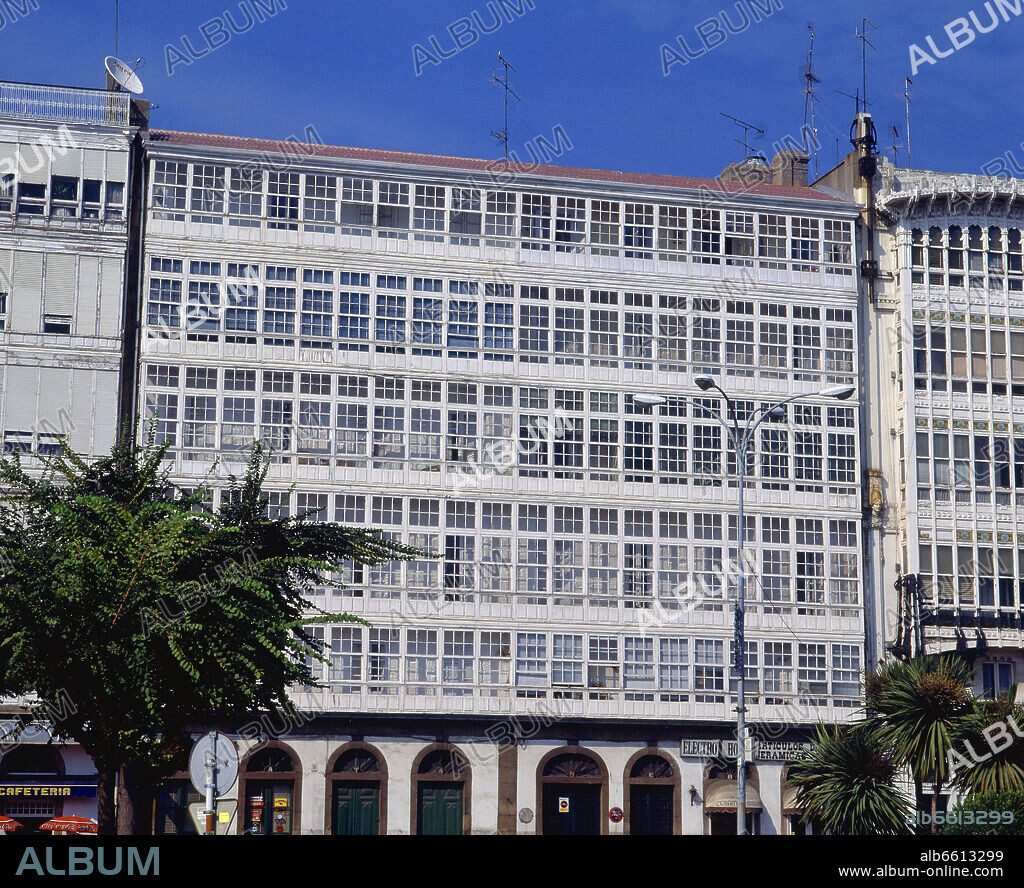 FACHADAS DE VIVIENDAS CON LAS TIPICAS GALERIAS CORUÑESAS - SIGLO XIX - FOTO AÑOS 90 -.