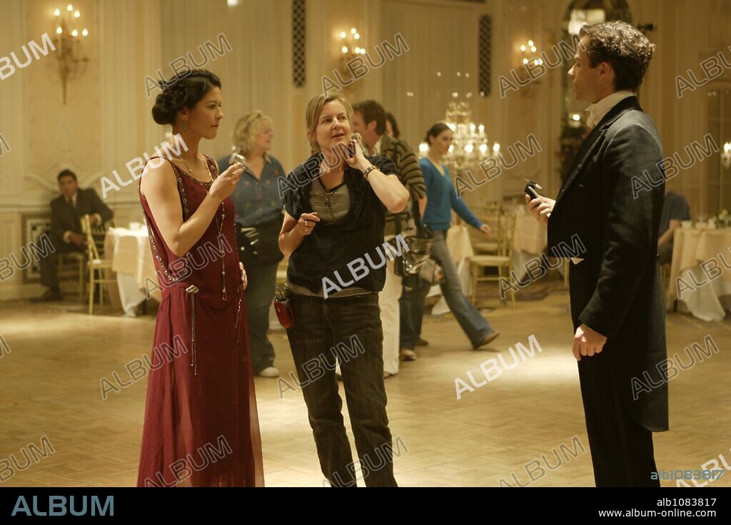 CATHERINE ZETA-JONES, GILLIAN ARMSTRONG and GUY PEARCE in DEATH DEFYING ACTS, 2007, directed by GILLIAN ARMSTRONG. Copyright AUSTRALIAN FILM FINANCE CORPORATION/MYRIAD PICT./BBC FILMS.