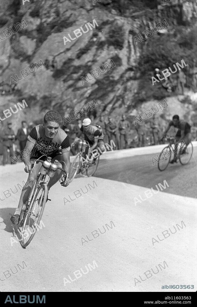 Hans Maag, racing cyclist, 1945 .