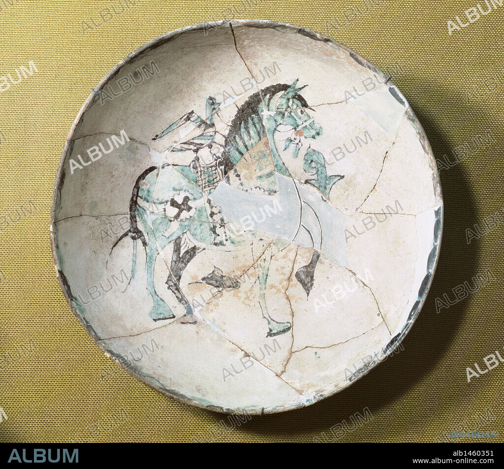 ARTE ISLAMICO. ESPAÑA. S. X. ATAIFOR DEL CABALLO. Fuente de cerámica vidriada decorada en verde y negro, con un caballo enjaezado y ensillado y un ave sobre la silla cogiendo las riendas con el pico. Hallada en 1878, procede de Medina Elvira (Granada). Museo Arqueológico de Granada. Andalucía.