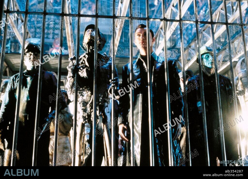 JUDE LAW in A. I. ARTIFICIAL INTELLIGENCE, 2001, directed by STEVEN SPIELBERG. Copyright WARNER BROS. PICTURES / JAMES, DAVID.