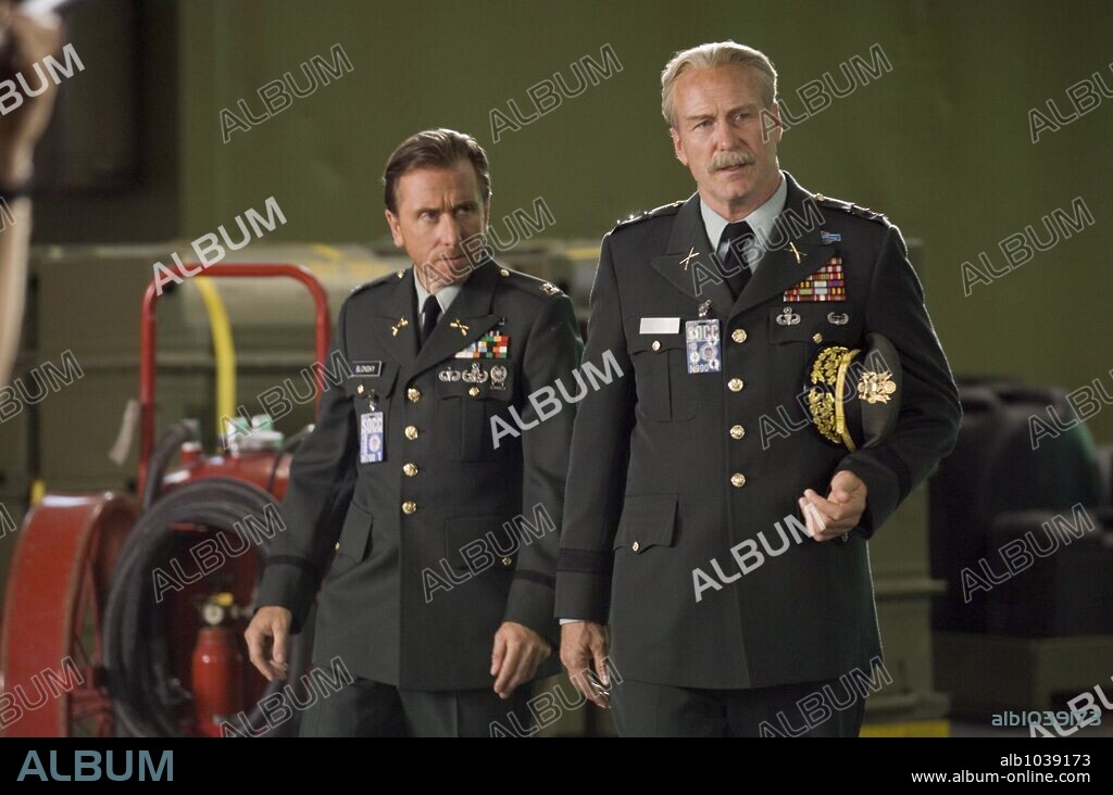 TIM ROTH y WILLIAM HURT en EL INCREÍBLE HULK, 2008 (THE INCREDIBLE HULK), dirigida por LOUIS LETERRIER. Copyright MARVEL ENTERPRISES/MARVEL STUDIOS/VALHALLA MOTION PICTURES / GIBSON, MICHAEL.