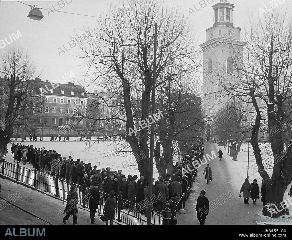 STOCKHOLM 1976-02-16. Kö av medborgare som vill ta ett sista farväl av artisten Evert Taube vid begravningen i Maria Magdalena kyrka i Stockholm. Foto: Per Kagrell / EXP / TT / kod 26. ** AFTONBLADET OUT **.