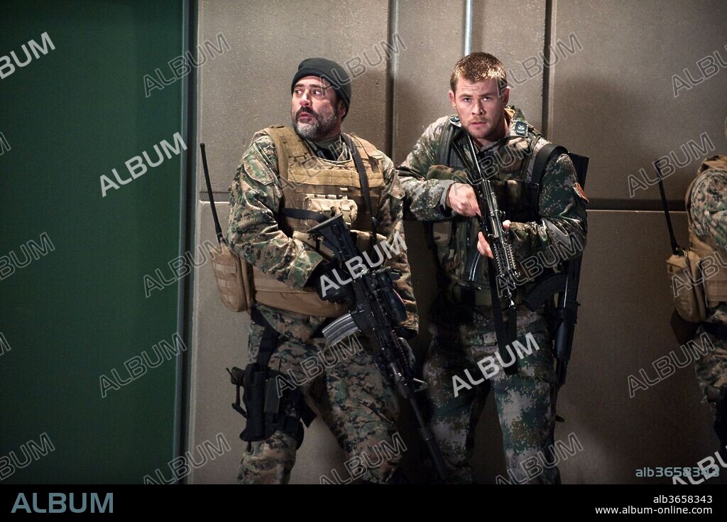 CHRIS HEMSWORTH and JEFFREY DEAN MORGAN in RED DAWN, 2012, directed by DAN BRADLEY. Copyright FILMDISTRICT.
