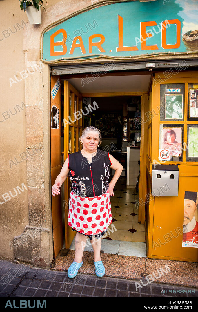 La Leo delante de su bar, el Bar Leo. Barrio de la Barceloneta, Barcelona, 2016.