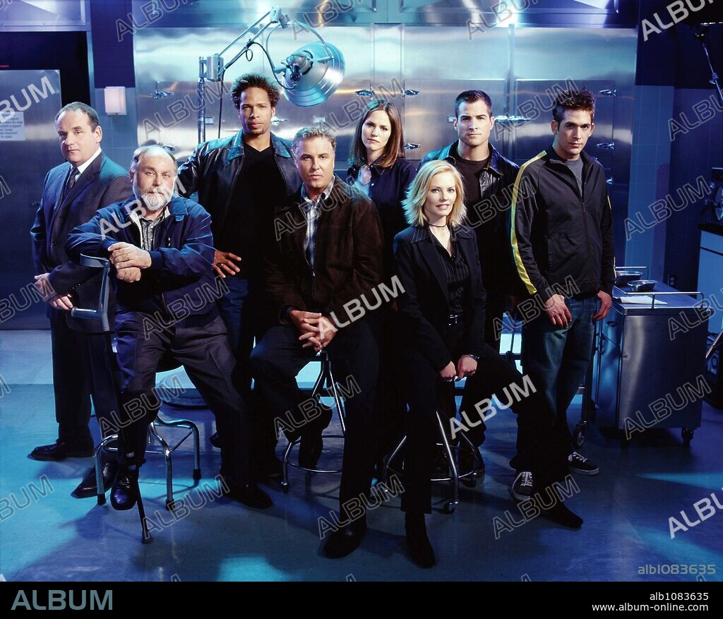 ERIC SZMANDA, GARY DOURDAN, GEORGE EADS, JORJA FOX, MARG HELGENBERGER, PAUL GUILFOYLE, ROBERT DAVID HALL and WILLIAM PETERSEN in CSI: CRIME SCENE INVESTIGATION, 2000. Copyright CBS TELEVISION.