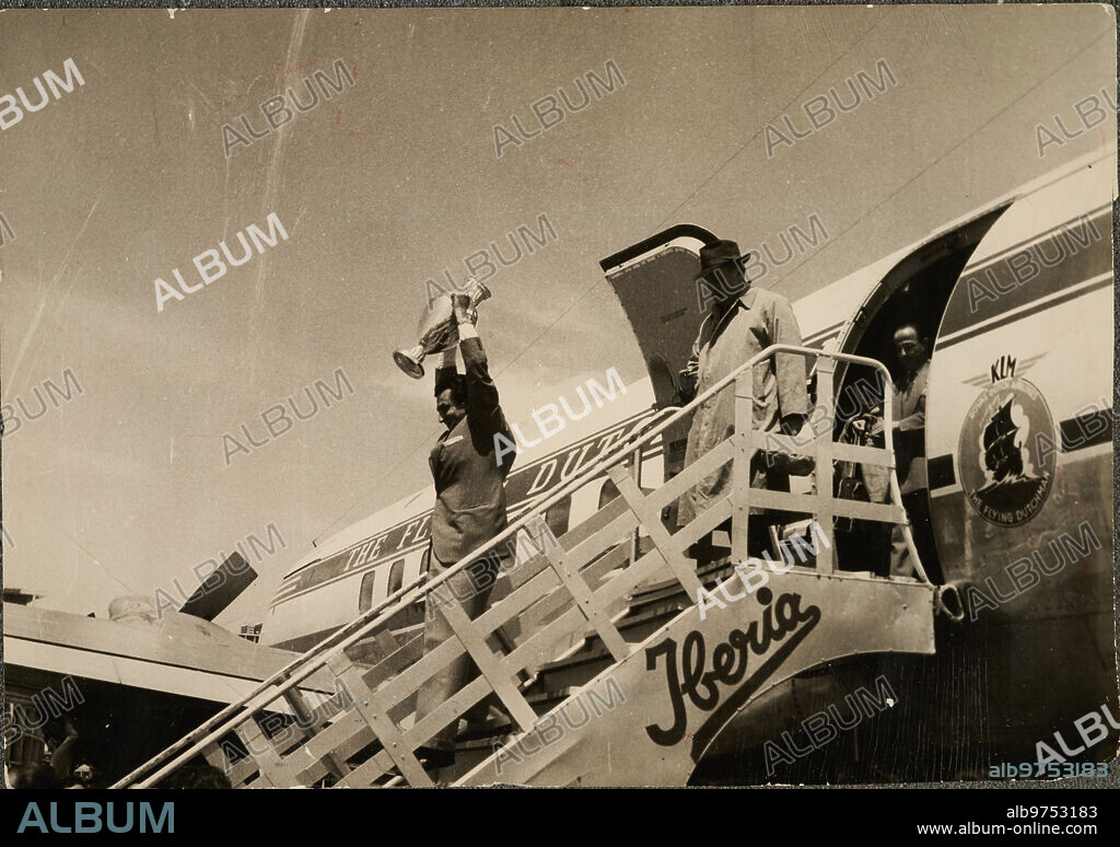 Madrid, 15/06/1956. Llegada del Real Madrid con su primera Copa de Europa al aeropuerto de Barajas. En la imagen, el capitán Miguel Muñoz porta el trofeo.